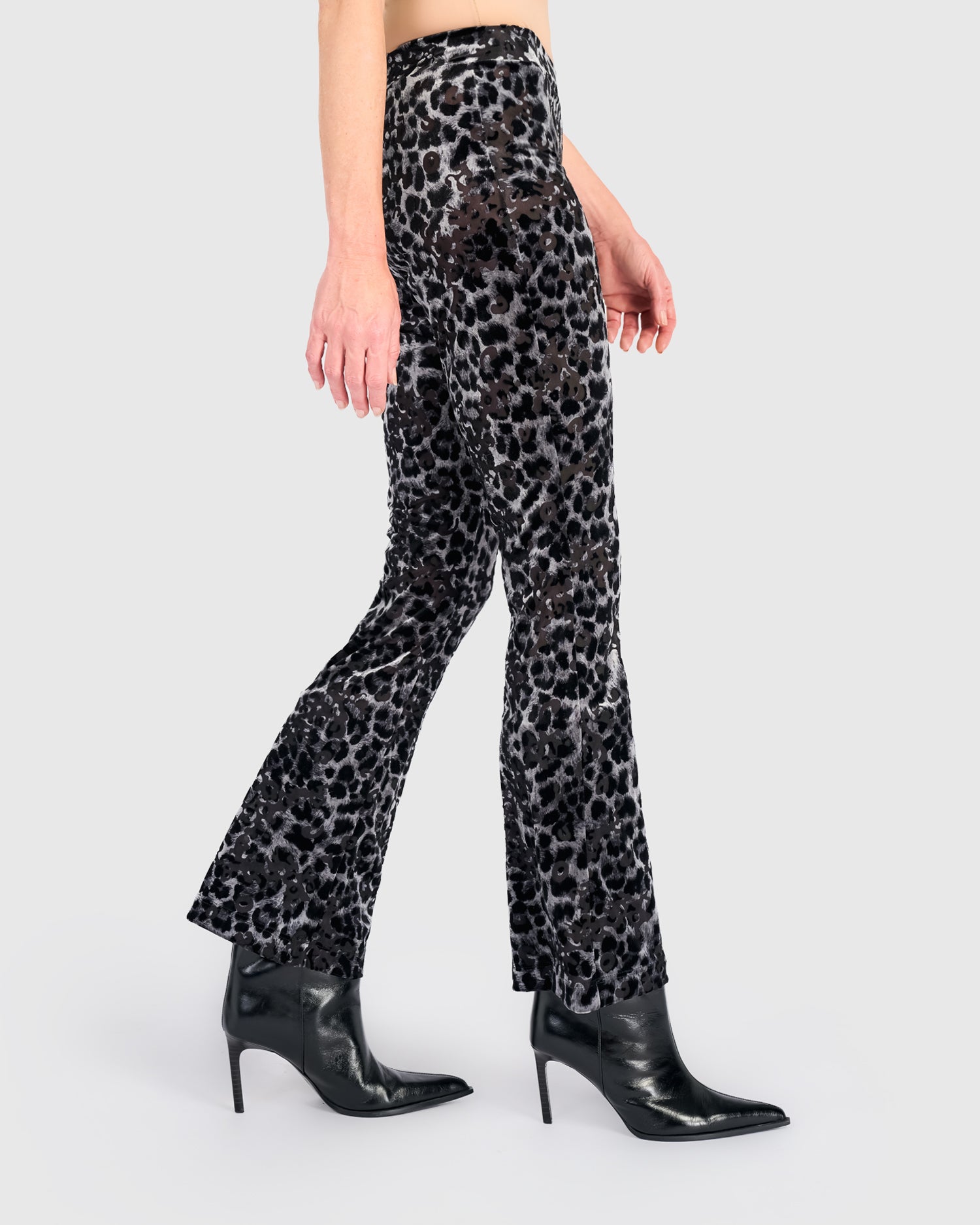 alembika-whisker-kick-flare-pants-pewter-leopard-damen-hose image 1