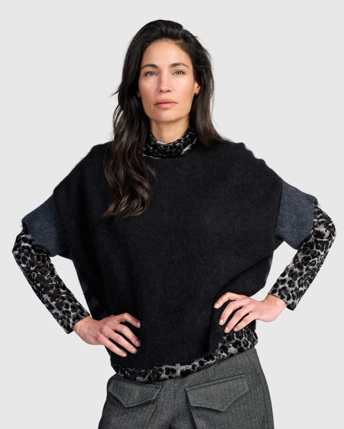 alembika-shrouded-sweater-damen-pullover-black-graphite image 2