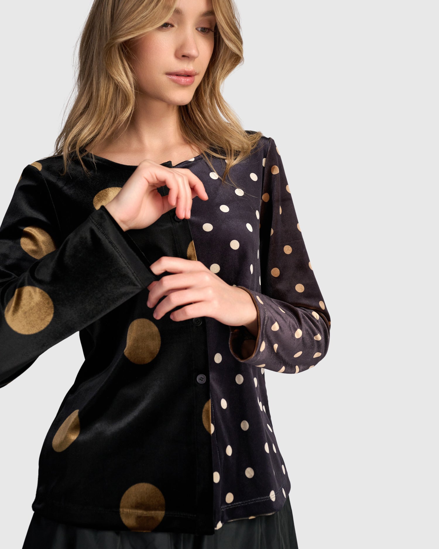 alembika-andromeda-velvet-cardigan-strickjacke-black-gold-dot image 3