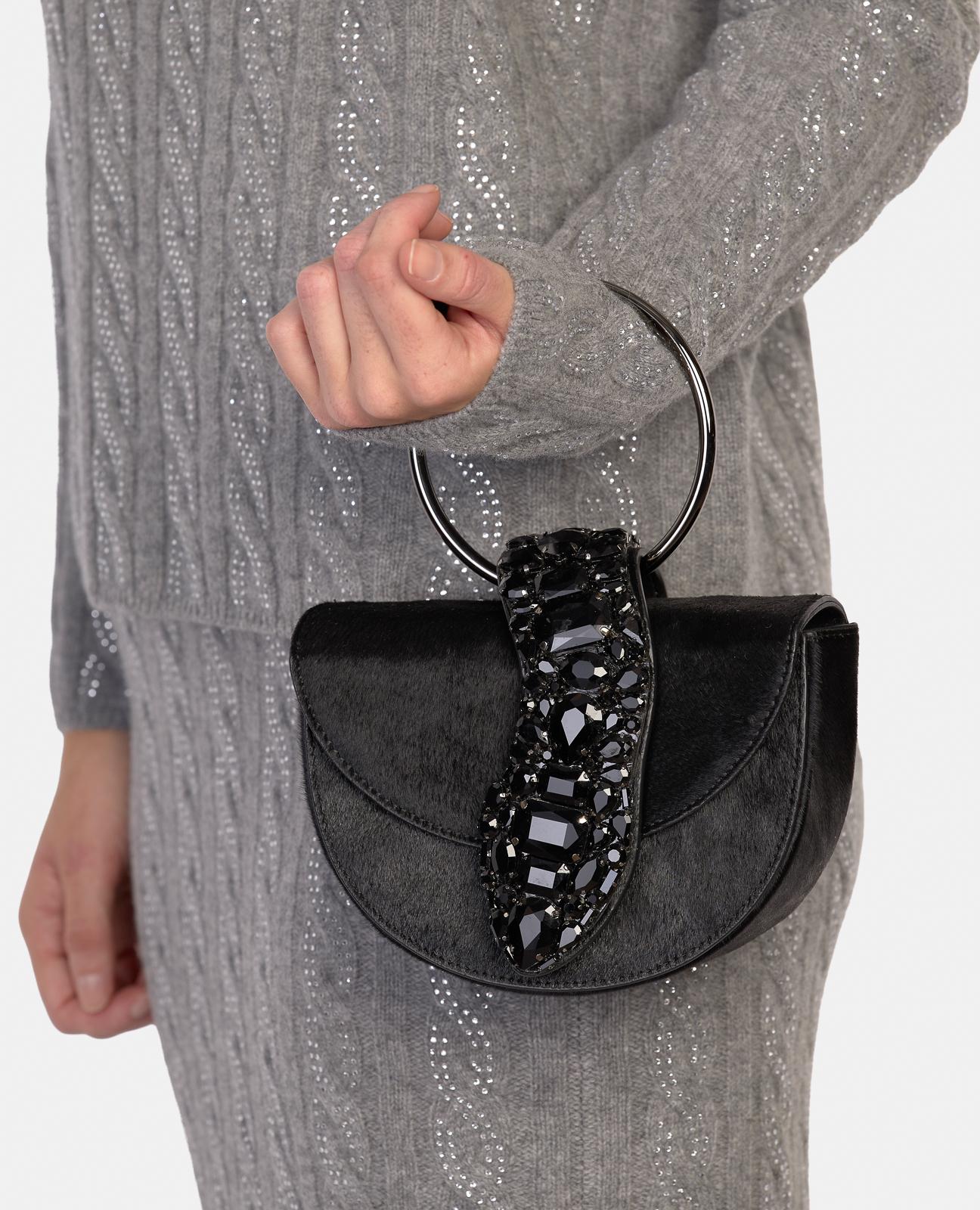 alma-en-pena-half-moon-schultertasche-snake-schwarz-mit-kette-und-schmuckstein image 4
