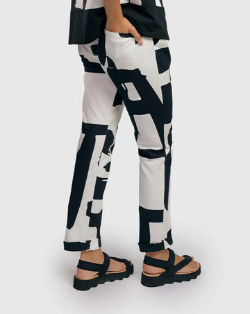 alembika-urban-harley-trousers-marker-tapered-hose-mit-graffiti-print image 6