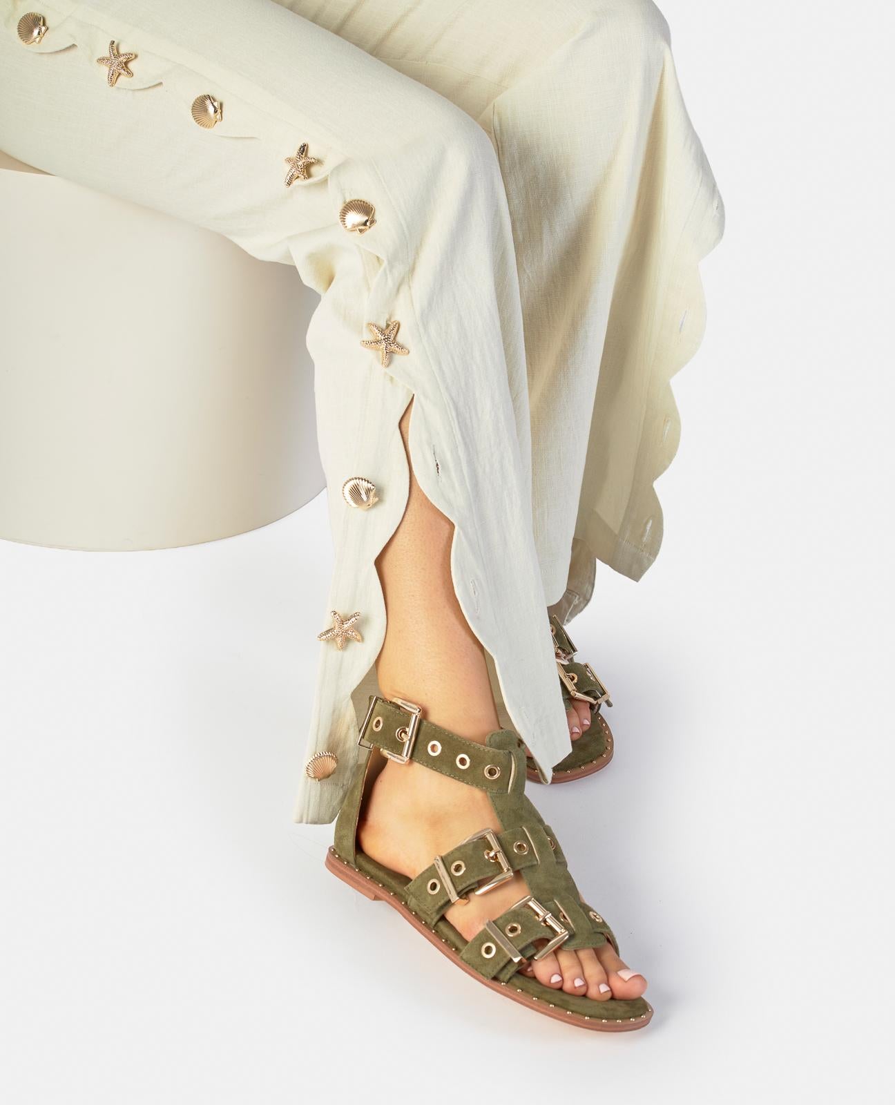 alma-en-pena-flache-sandale-mit-breiter-schnalle-t-riemen-in-khaki image 5
