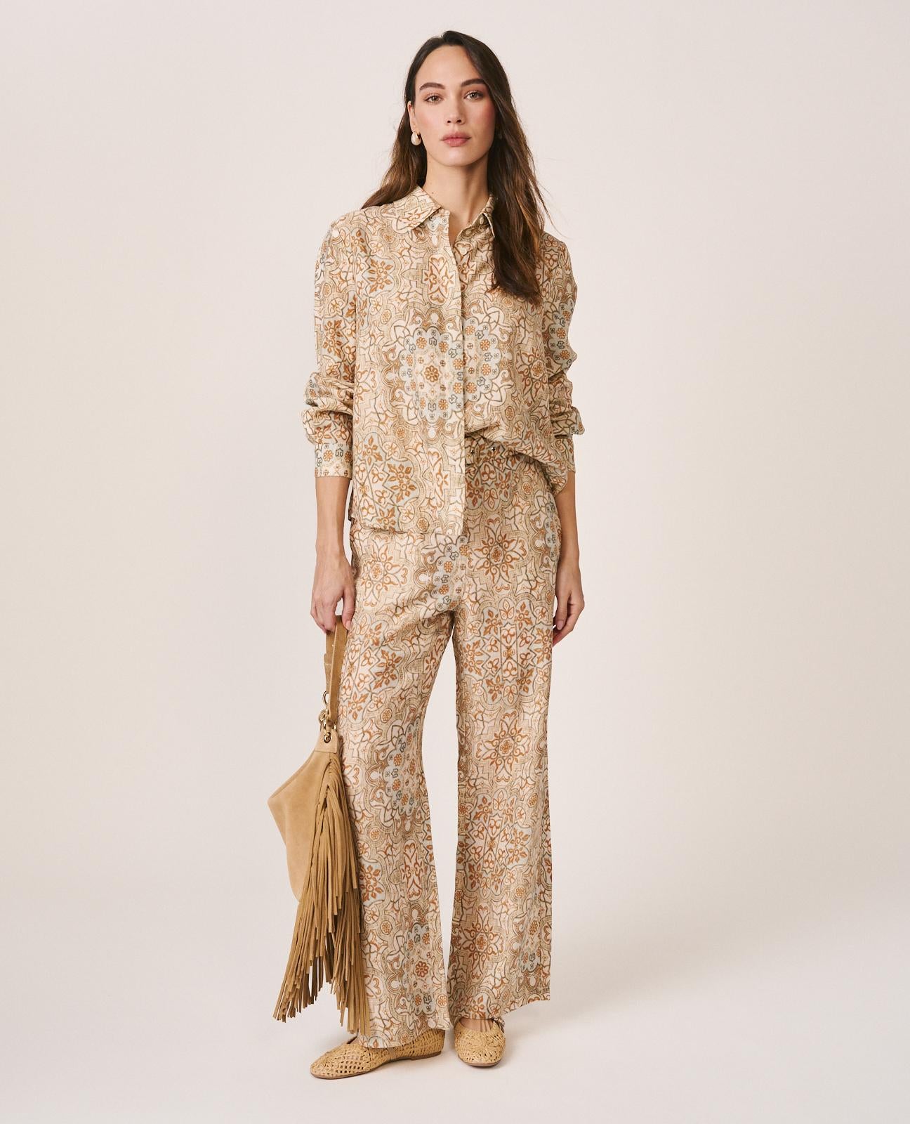 alma-en-pena-braune-mosaik-print-marlenehose-mit-weitem-bein image 1
