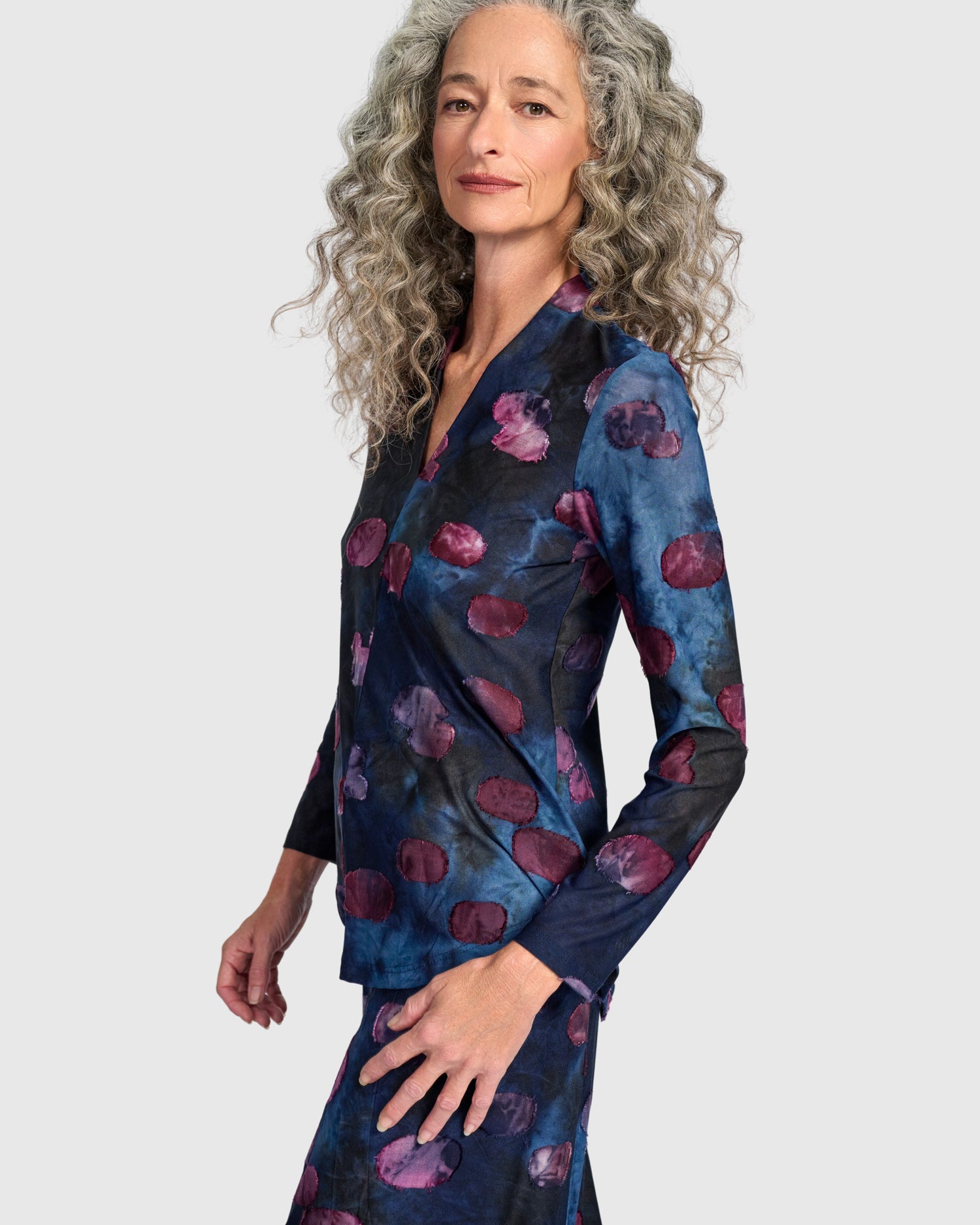 alembika-whirligig-v-neck-top-midnight-wine-langarm image 4
