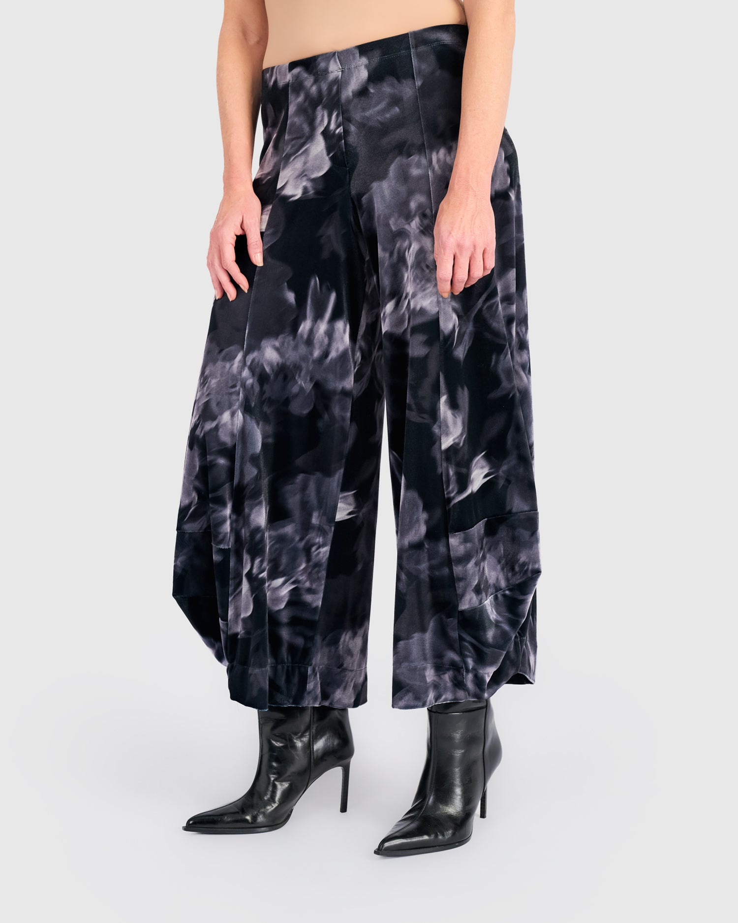 alembika-cassis-velvet-punto-pants-smoke-flora image 3