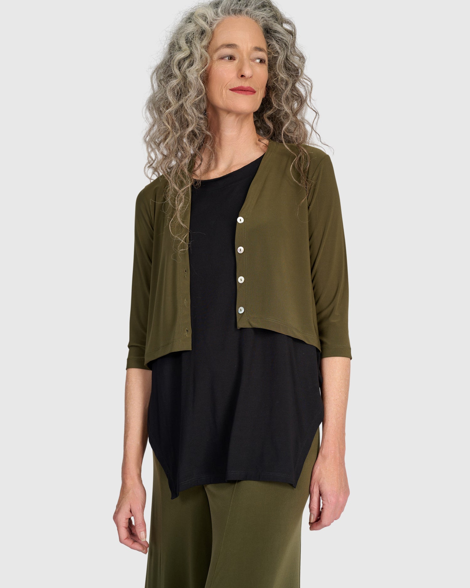 alembika-essential-slinky-cropped-cardigan-jacke-khaki image 2