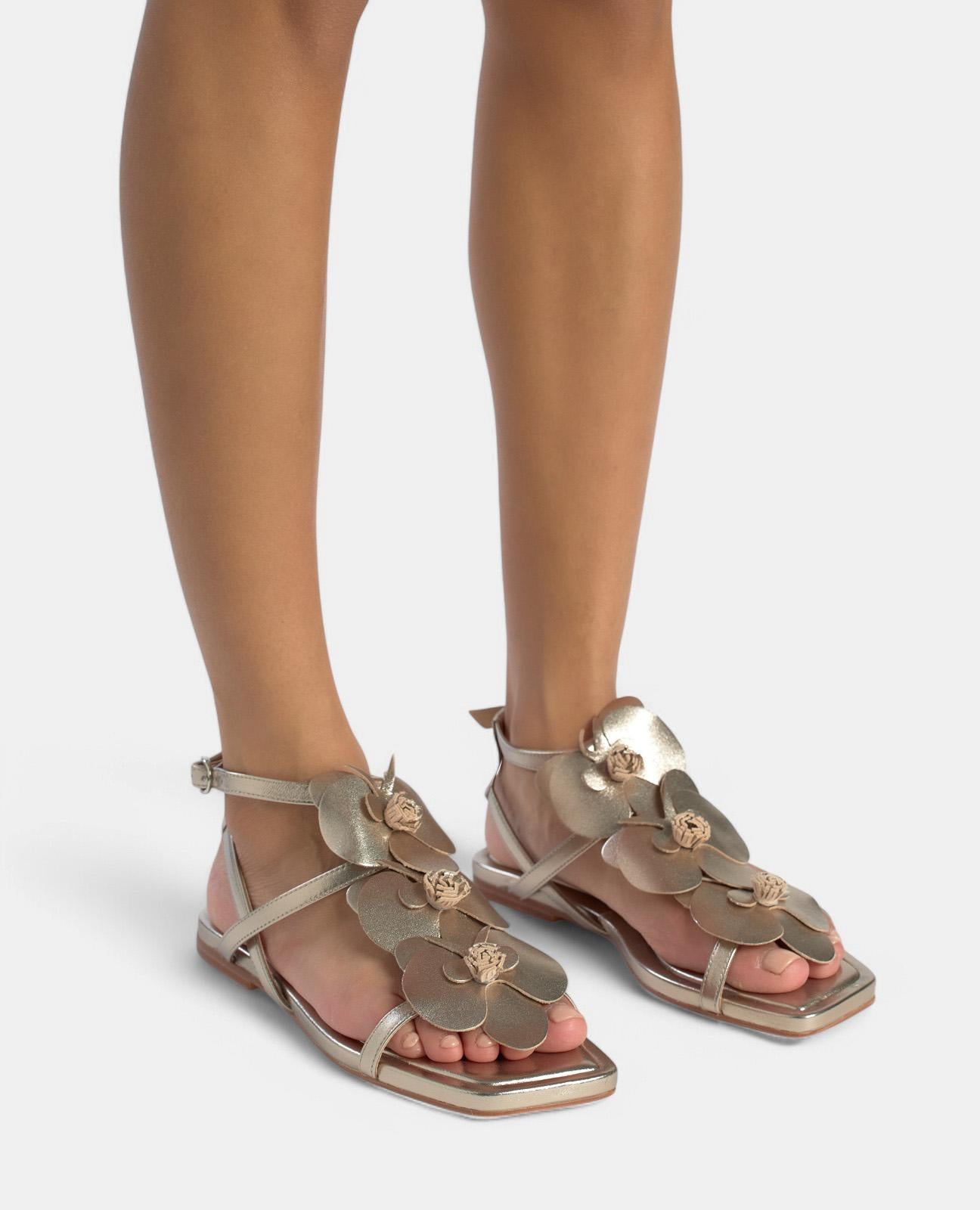 alma-en-pena-flat-sandal-flowers-flache-sandale-bronze-mit-blumen image 4