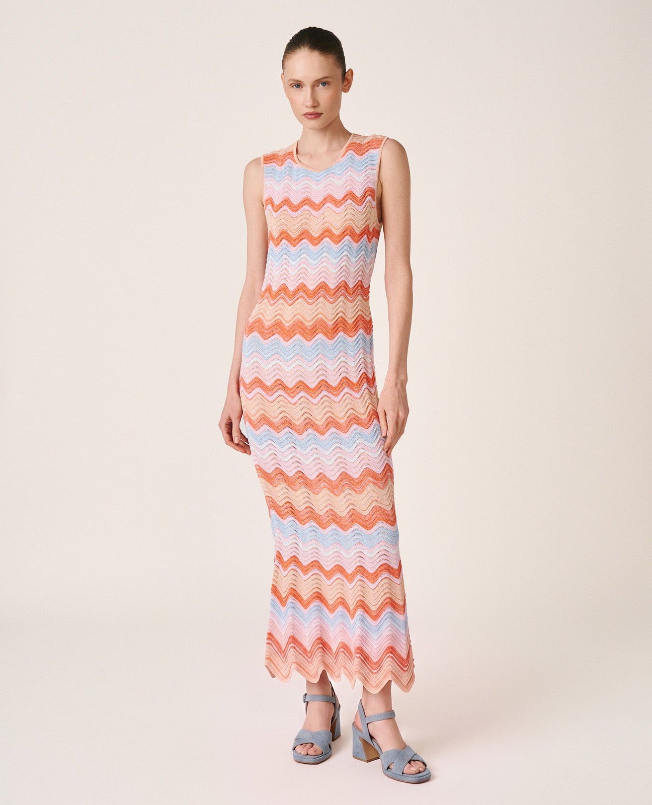 alma-en-pena-alfa-63265-langes-strickkleid-rmellos-mit-geometrie-print image 1