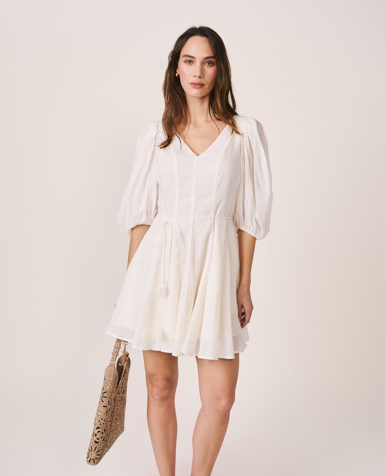 alma-en-pena-63328-mini-kleid-wei-v-ausschnitt-puff-rmel image 3