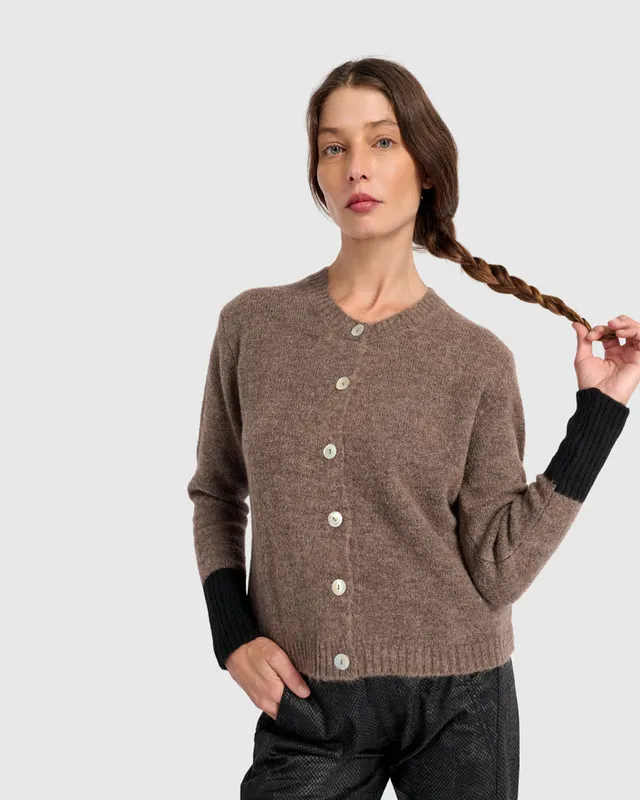 alembika-blackbird-cardigan-hazelnut-black-cropped-strickjacke image 1