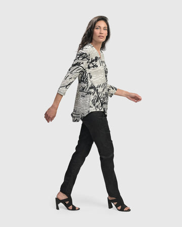 alembika-flirty-signature-v-neck-top-damen-script-muster image 5