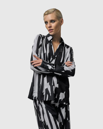 alembika-cyber-v-neck-pullover-top-brush image 8