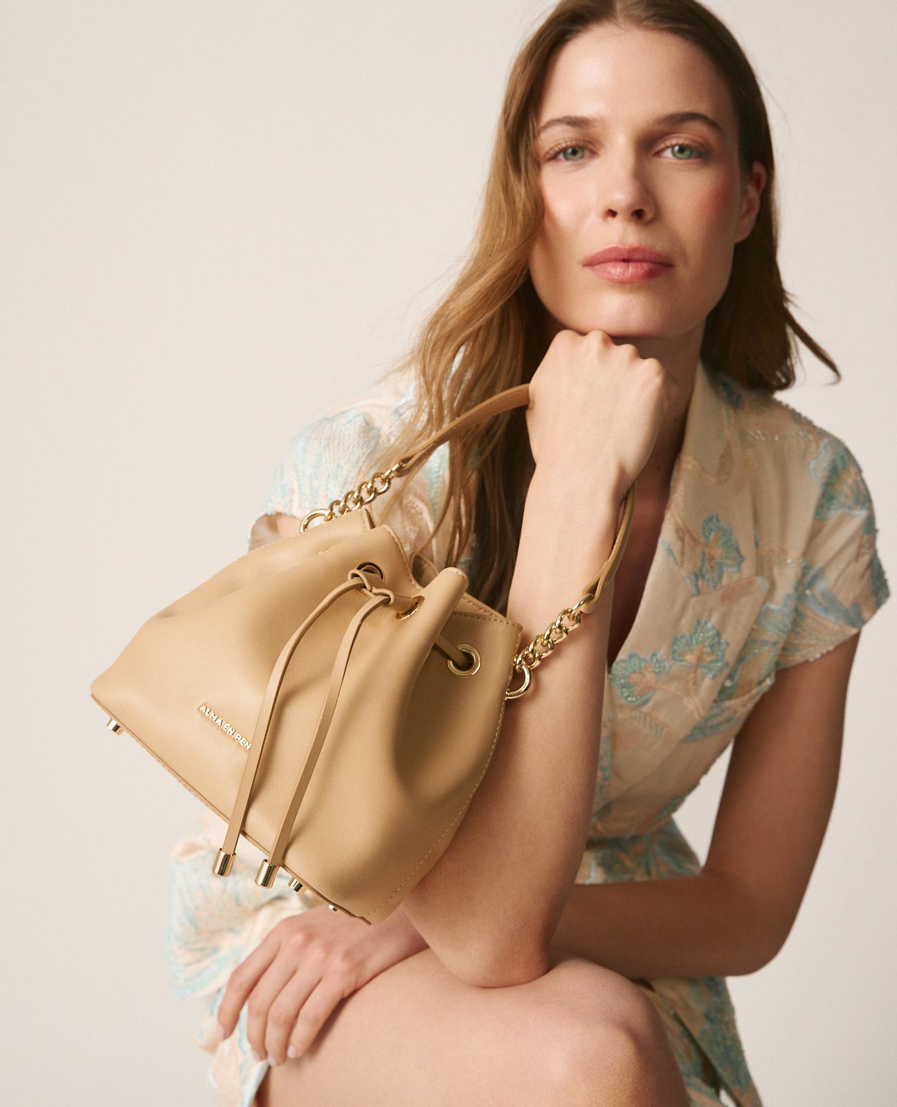 alma-en-pena-candy-bag-mit-griff-leder-clutch-arena image 2