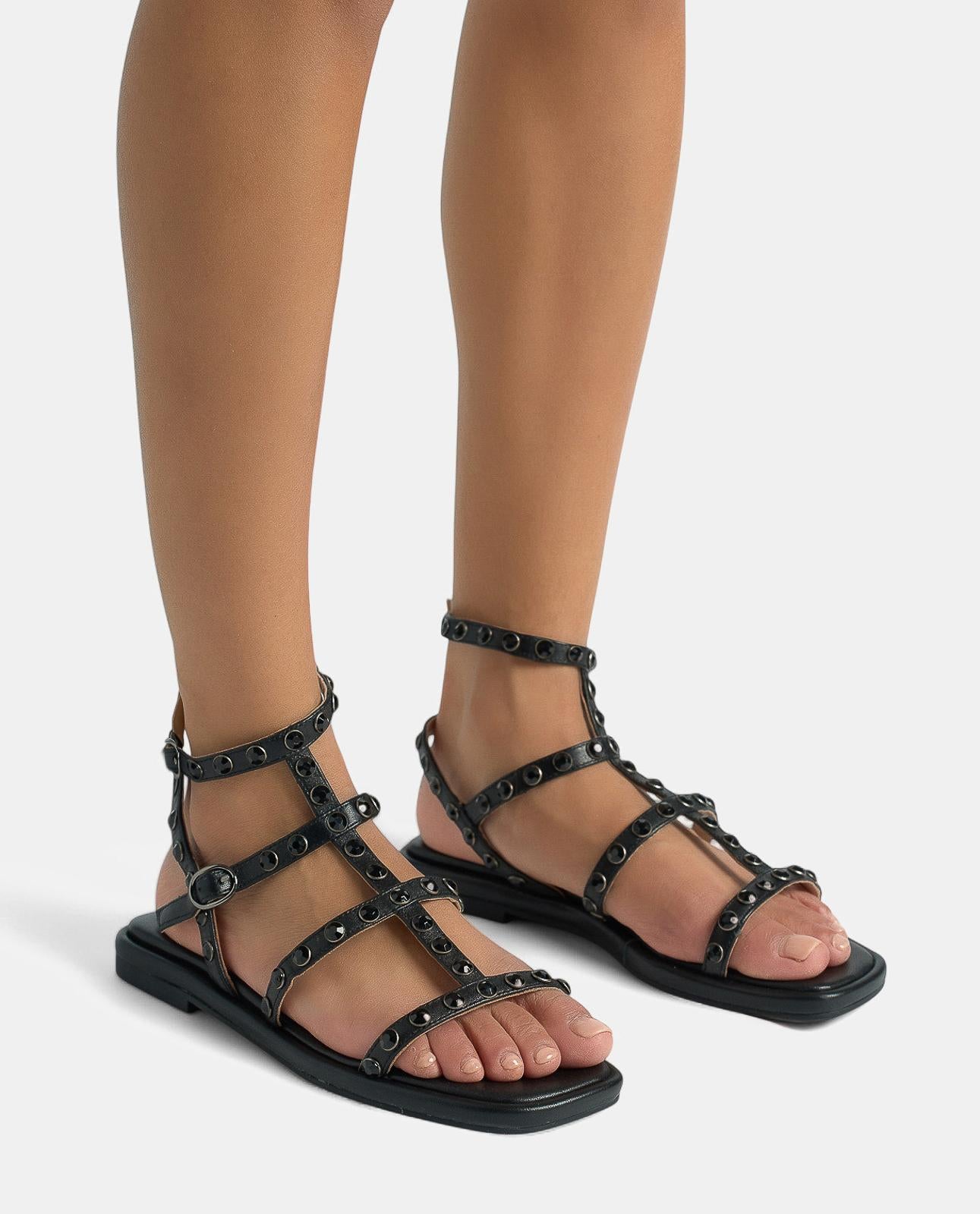 alma-en-pena-griechische-flachsandalen-schwarz-mit-nieten-1-cm-absatz image 4