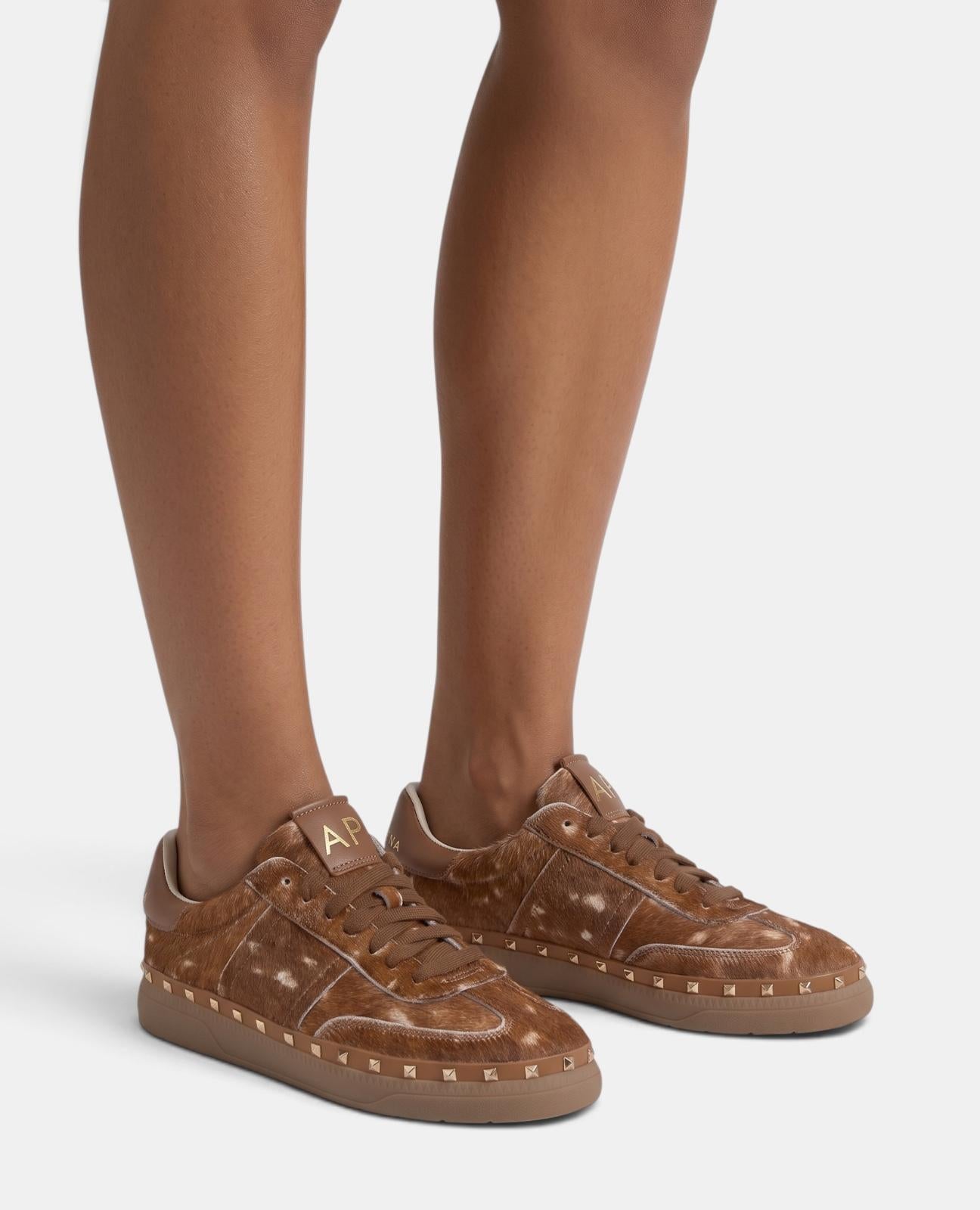 alma-en-pena-sneaker-mit-metallic-nieten-fell-gef-ttert-camel image 5