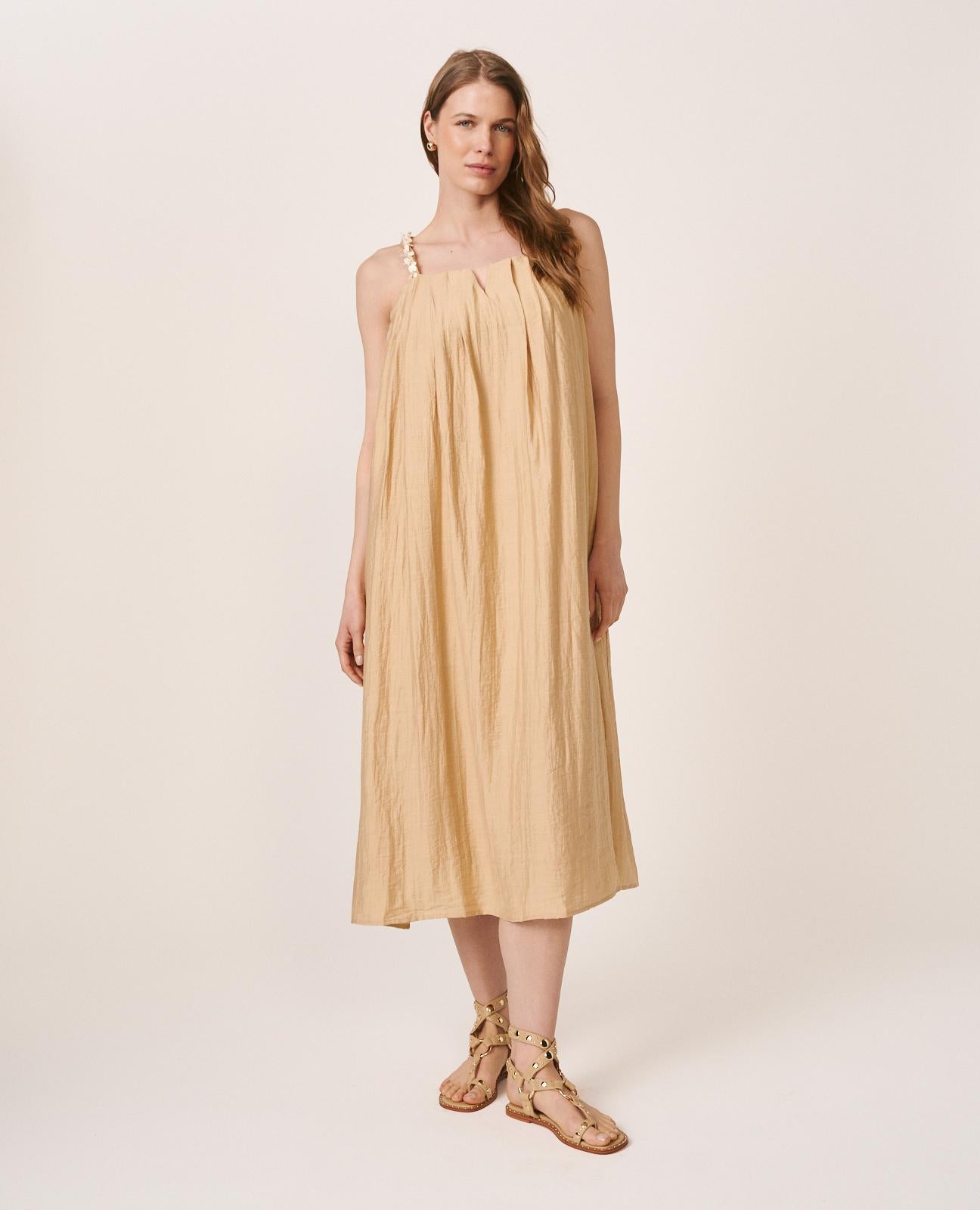 alma-en-pena-flowing-langes-midikleid-in-dorado-mit-v-ausschnitt image 4