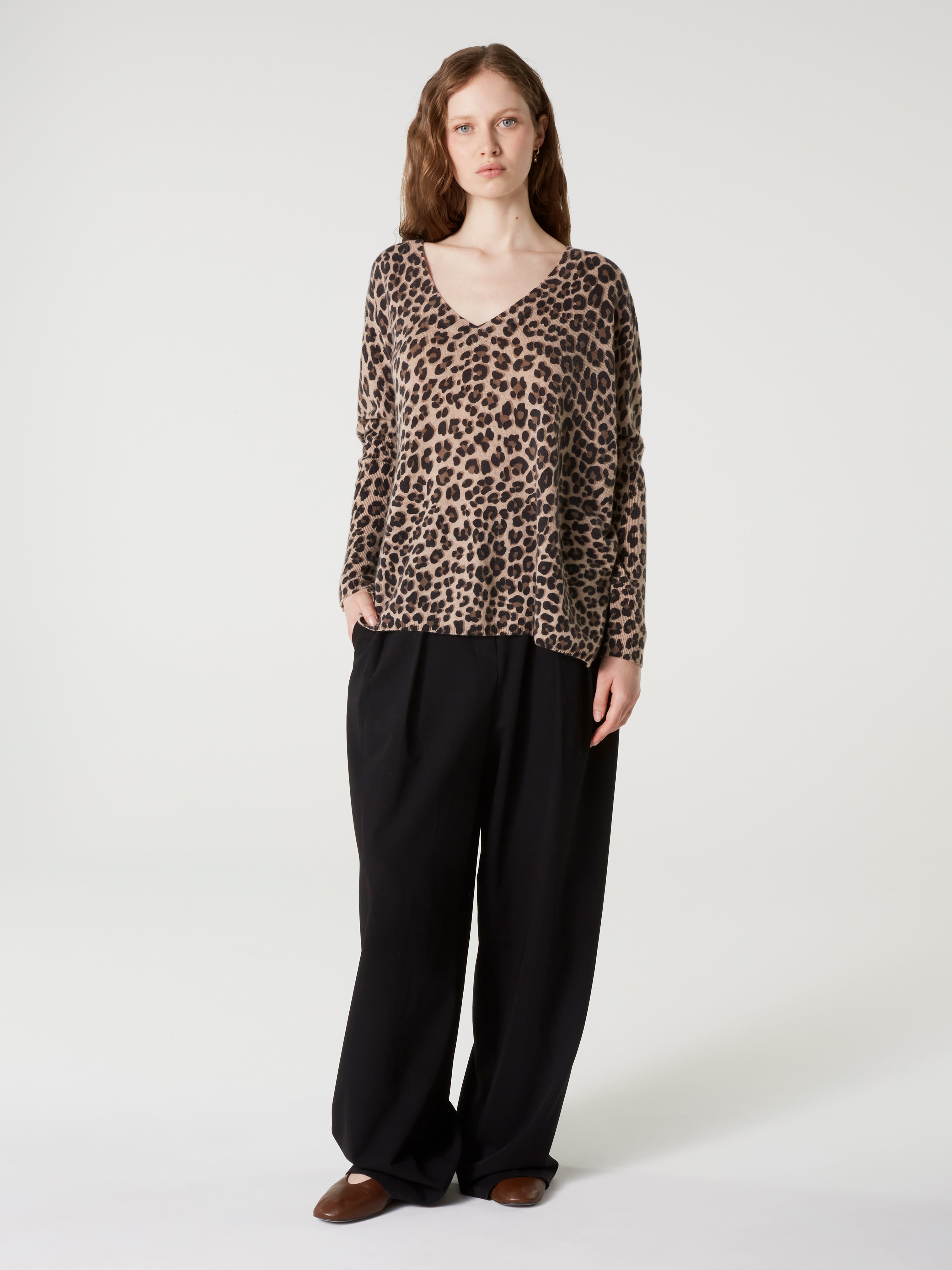 absolut-camille-print-kaschmir-poncho-pullover-damen-leo-v-ausschnitt image 2