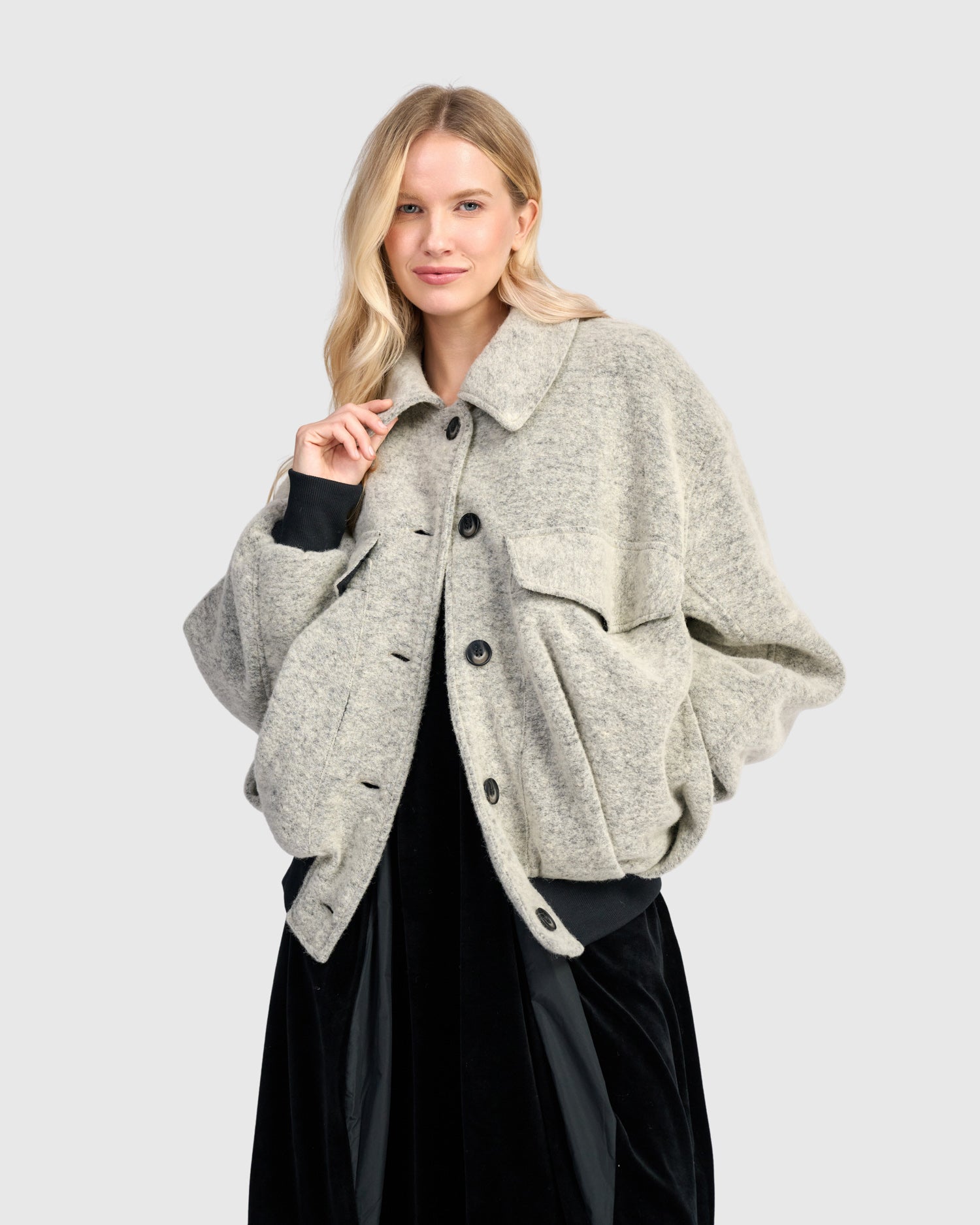 alembika-urban-brushed-varsity-jacke-cloud-grey-oversize-fleecejacke image 1