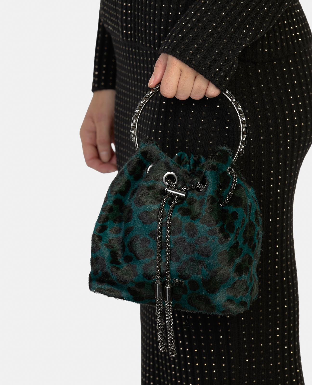 alma-en-pena-bowler-bag-mit-anh-nger-detail-in-blau image 4