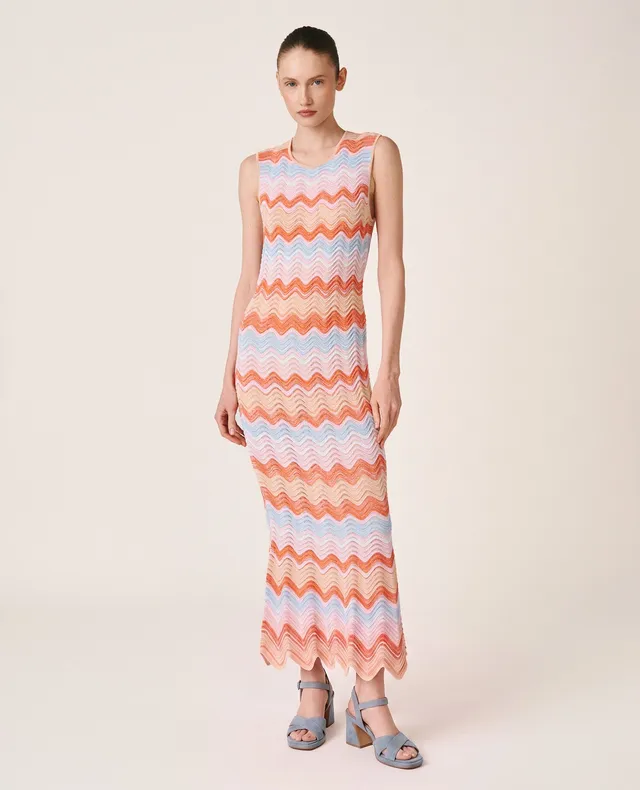 alma-en-pena-alfa-63265-langes-strickkleid-rmellos-mit-geometrie-print image 1