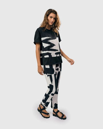 alembika-urban-harley-trousers-marker-tapered-hose-mit-graffiti-print image 4