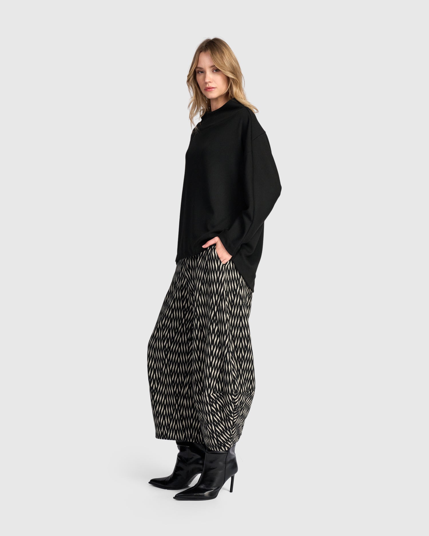 alembika-vector-lantern-pant-zebra-jacquard-hose-weit image 6