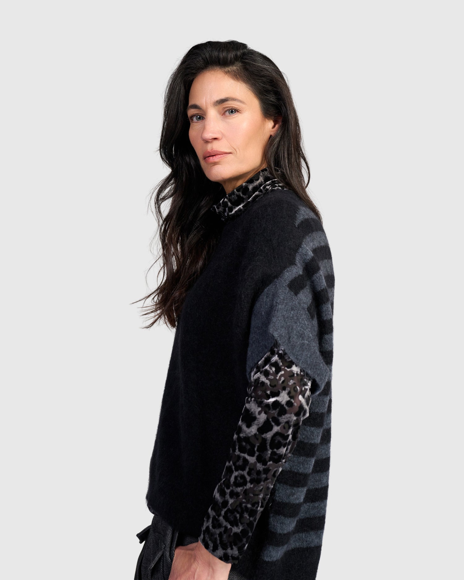 alembika-shrouded-sweater-damen-pullover-black-graphite image 4