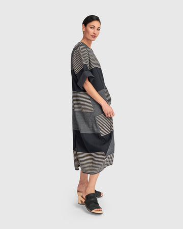 alembika-urban-unfurl-taschen-kleid-slate-stripes image 5