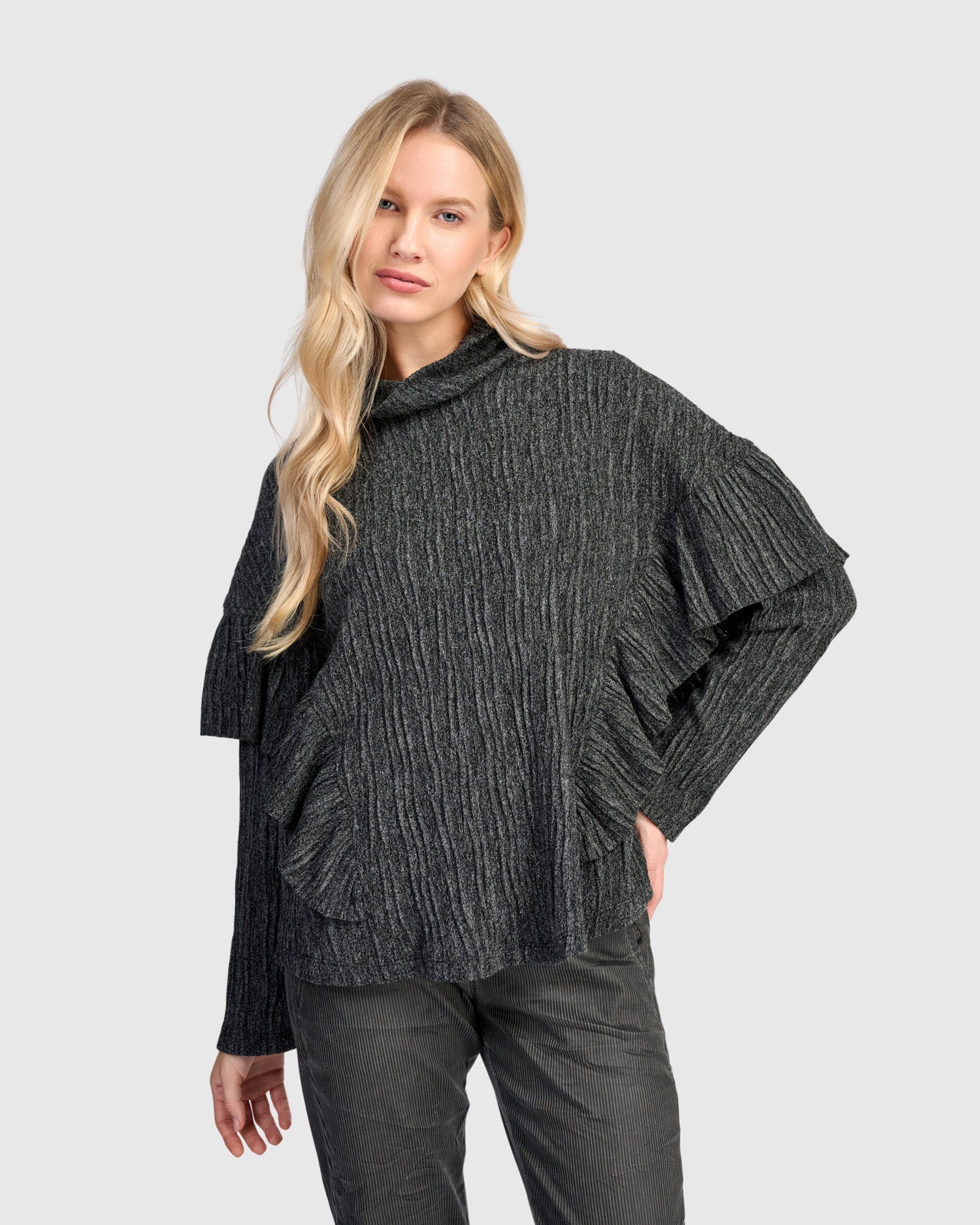 alembika-urban-retro-ruffle-top-graphite-strick-rollkragen-mit-r-schen image 3