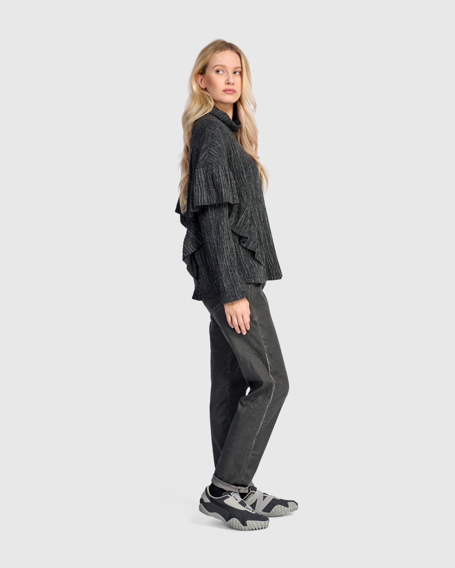 alembika-urban-retro-ruffle-top-graphite-strick-rollkragen-mit-r-schen image 4