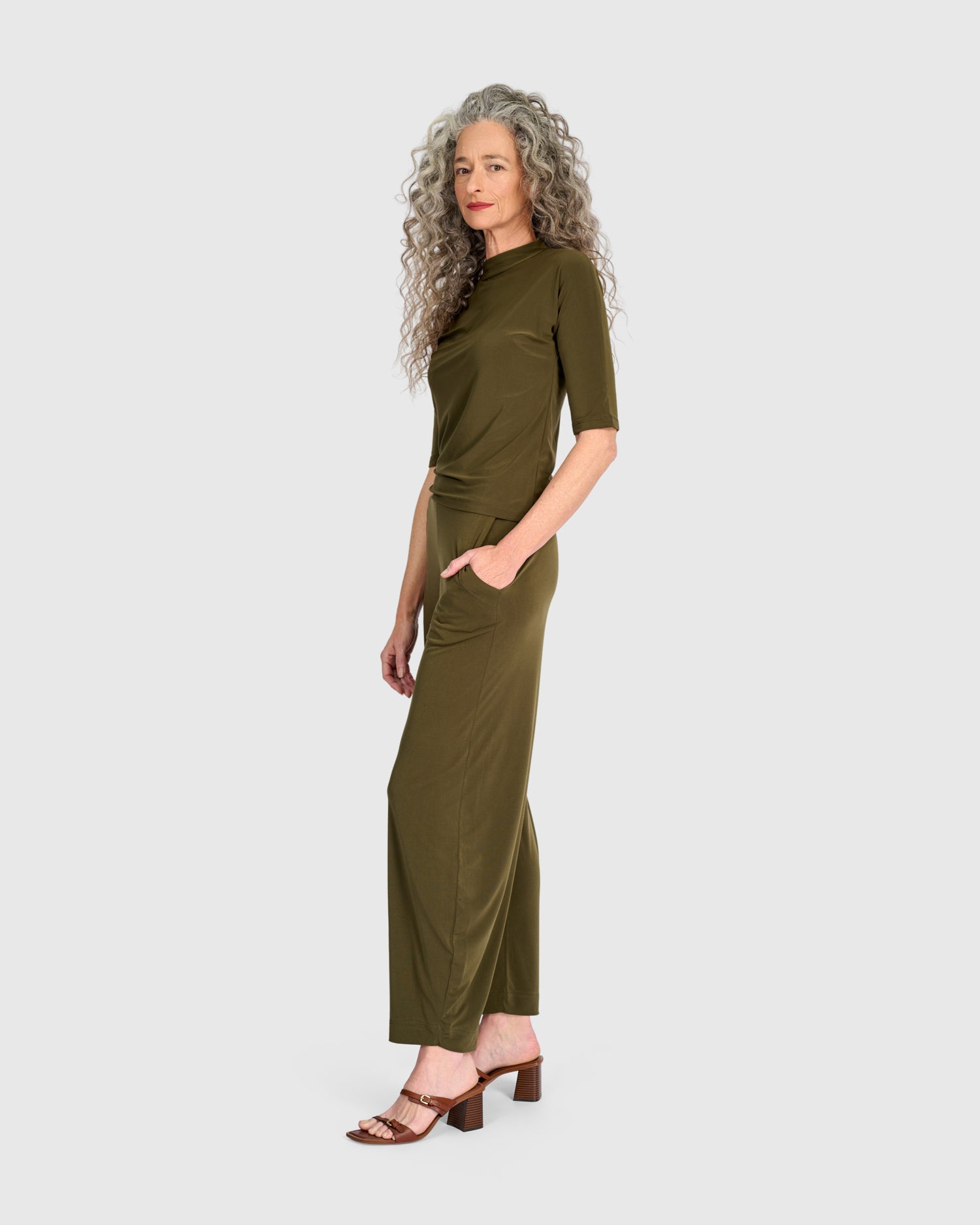 alembika-essential-slinky-mockneck-tee-khaki-damen-shirt image 4