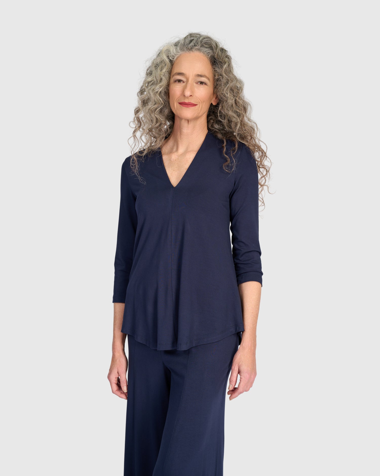 alembika-essential-v-neck-top-damen-navy image 8