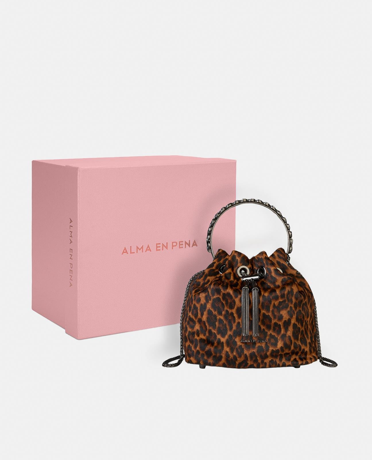 alma-en-pena-bowler-bag-braun-leder-handtasche-mit-anh-nger-und-kette image 5