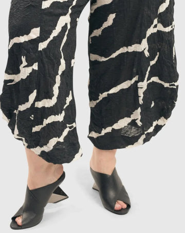 alembika-ice-crinkle-punto-pants-black-stretchhose-mit-print image 4