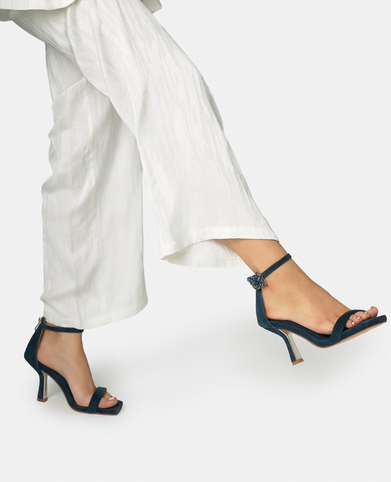 alma-en-pena-metallic-strap-heel-sandal-sandaletten-blau-9-cm image 5