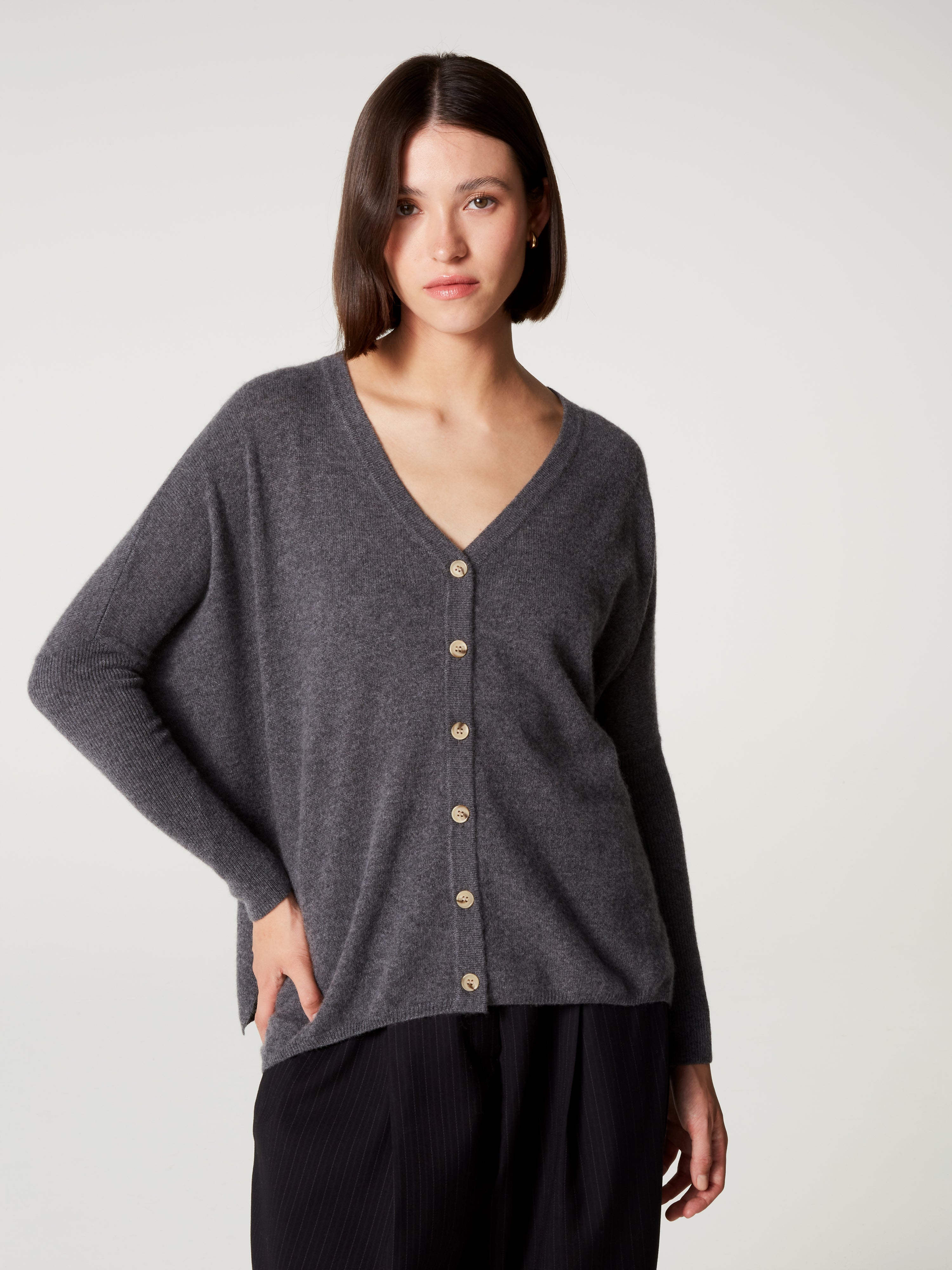 absolut-alison-cardigan-poncho-kaschmir-damen-grau-knopfleiste image 2
