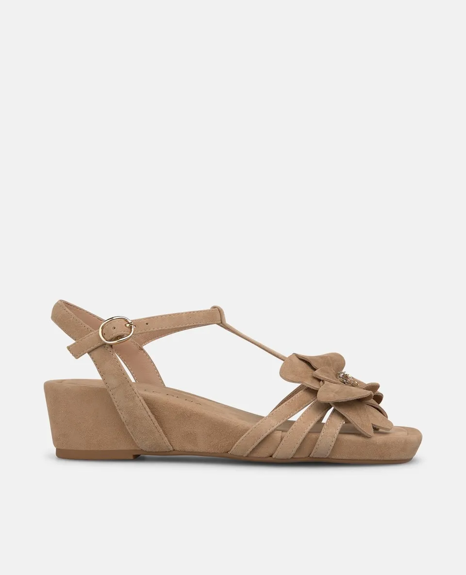 alma-en-pena-keilsandalen-mit-blumen-detail-sandfarbene-wedges-mit-plateau image 1