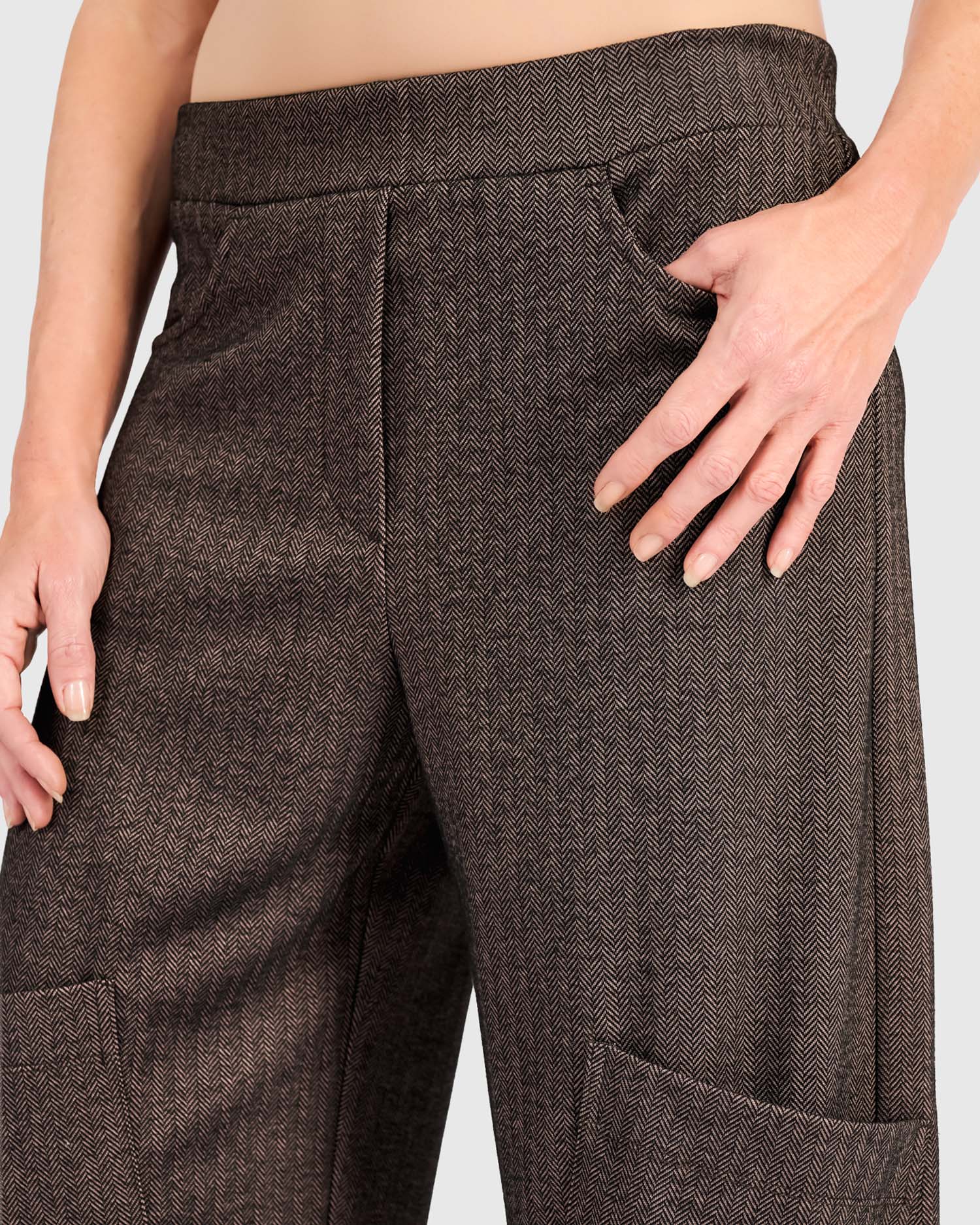 alembika-studio-pocket-herringbone-hose-taupe image 3
