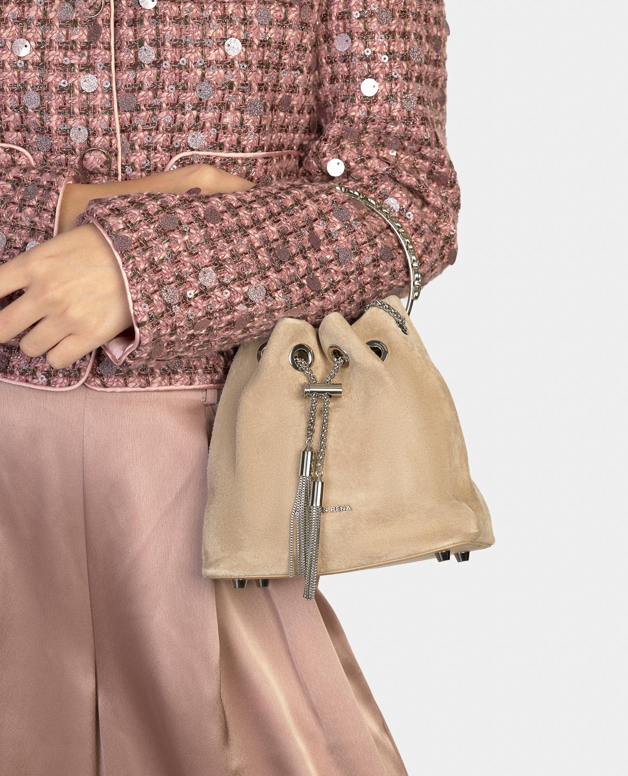 alma-en-pena-alfa-62195-bowler-bag-vison-leder-mit-anh-nger-und-kette image 4