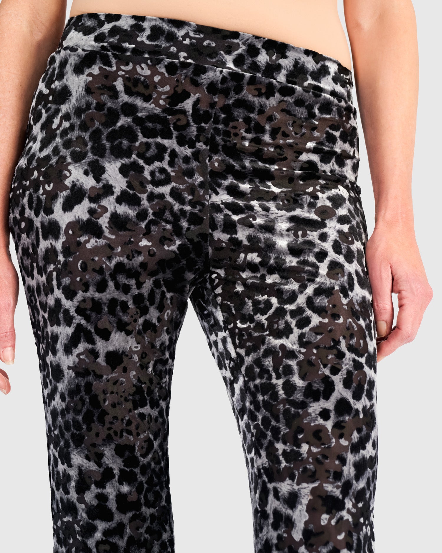 alembika-whisker-kick-flare-pants-pewter-leopard-damen-hose image 5