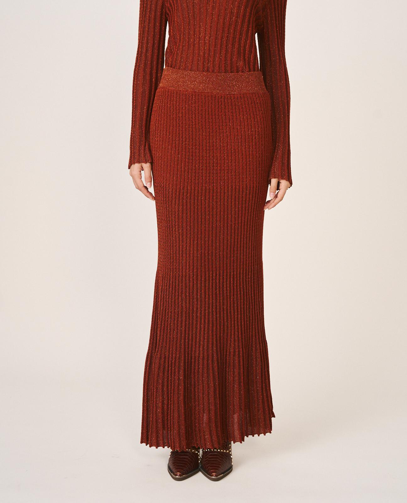 alma-en-pena-long-ribbed-skirt-braun-rippstrick-mit-glanz image 5