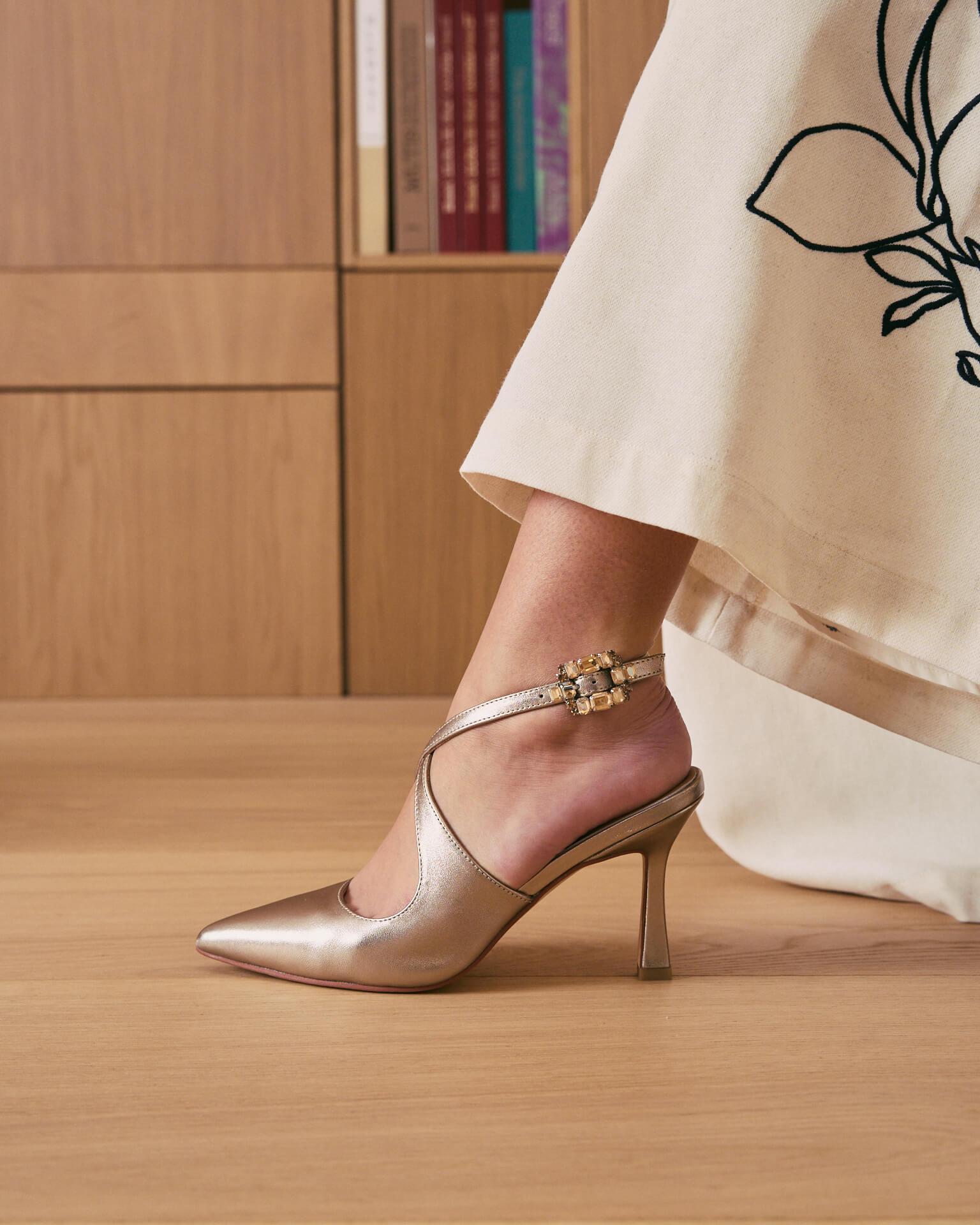 alma-en-pena-pumps-bronze-stiletto-9-cm-flechtriemen-strass-schnalle image 2