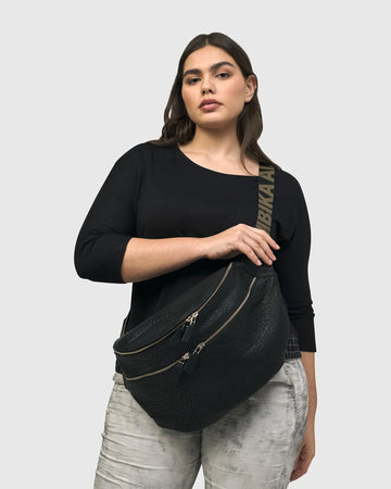 alembika-on-the-go-large-sling-bag-umh-ngetasche-schwarz image 2
