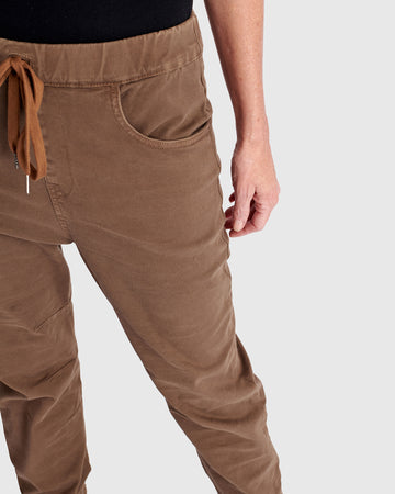 alembika-weekend-boyfriend-jogger-jeans-camel image 4