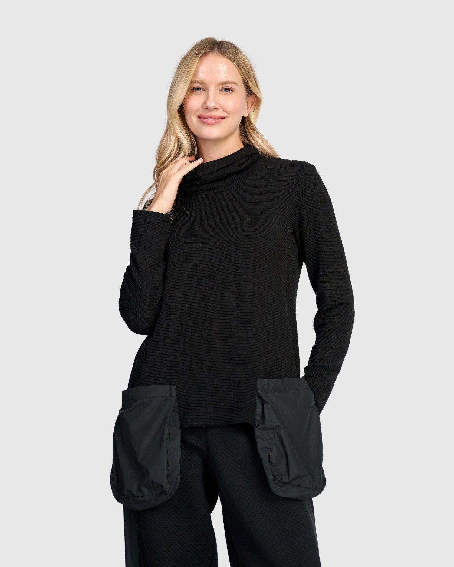 alembika-urban-ribbed-pockets-turtleneck-black-tunika image 2