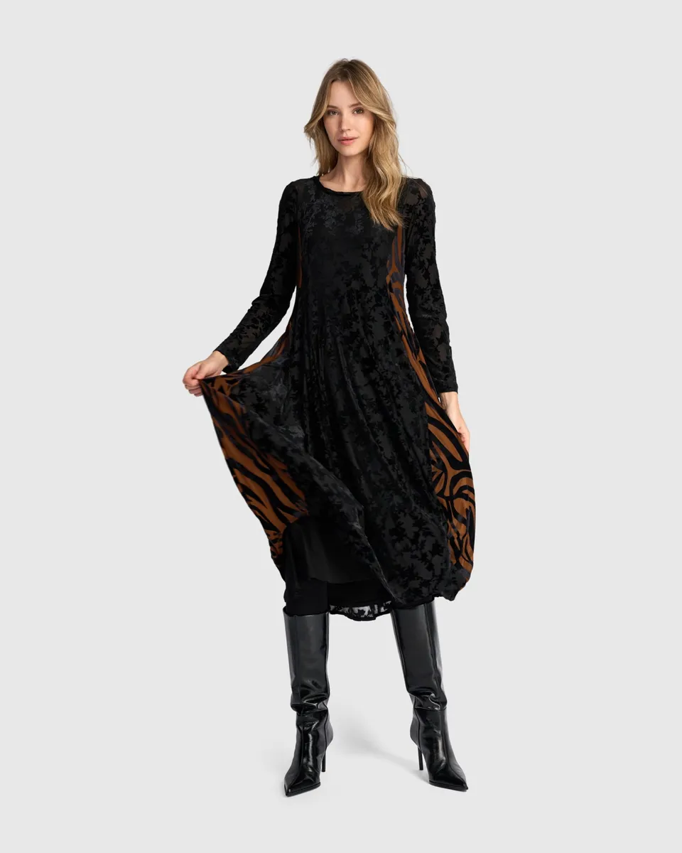 alembika-seraphine-crew-cocoon-kleid-black-cognac image 1