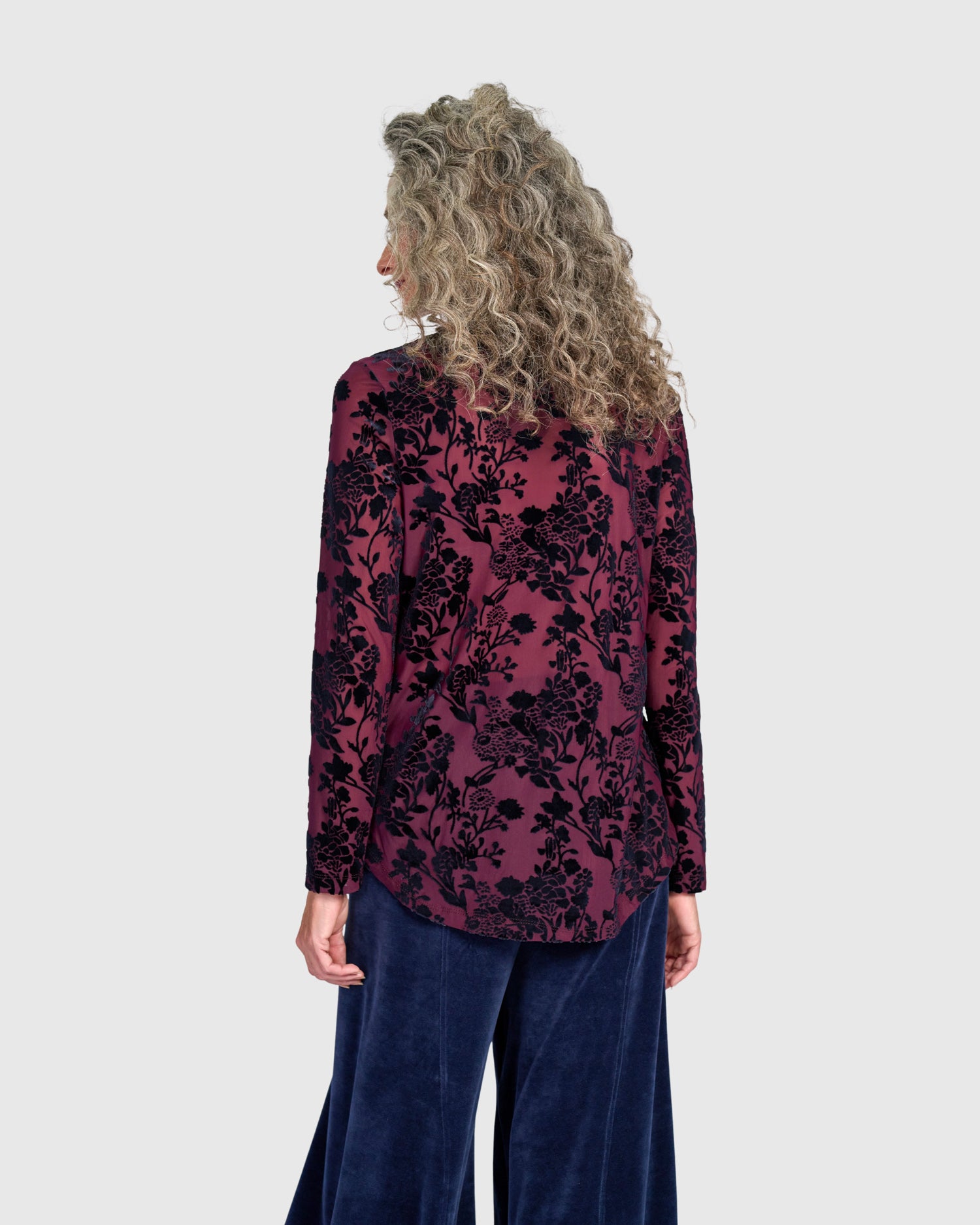 alembika-rosette-v-neck-top-wine-samt-langarmshirt image 3