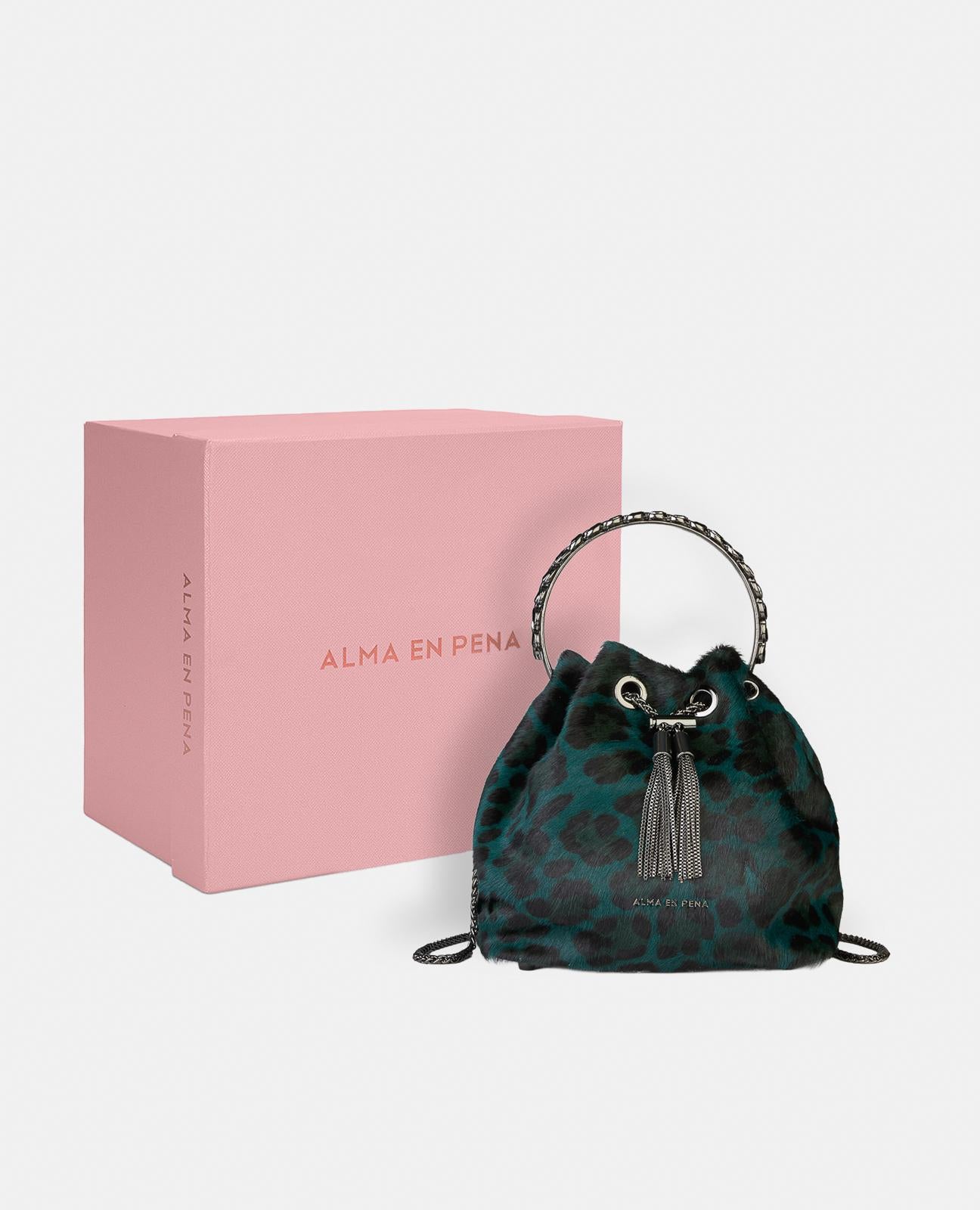 alma-en-pena-bowler-bag-mit-anh-nger-detail-in-blau image 5