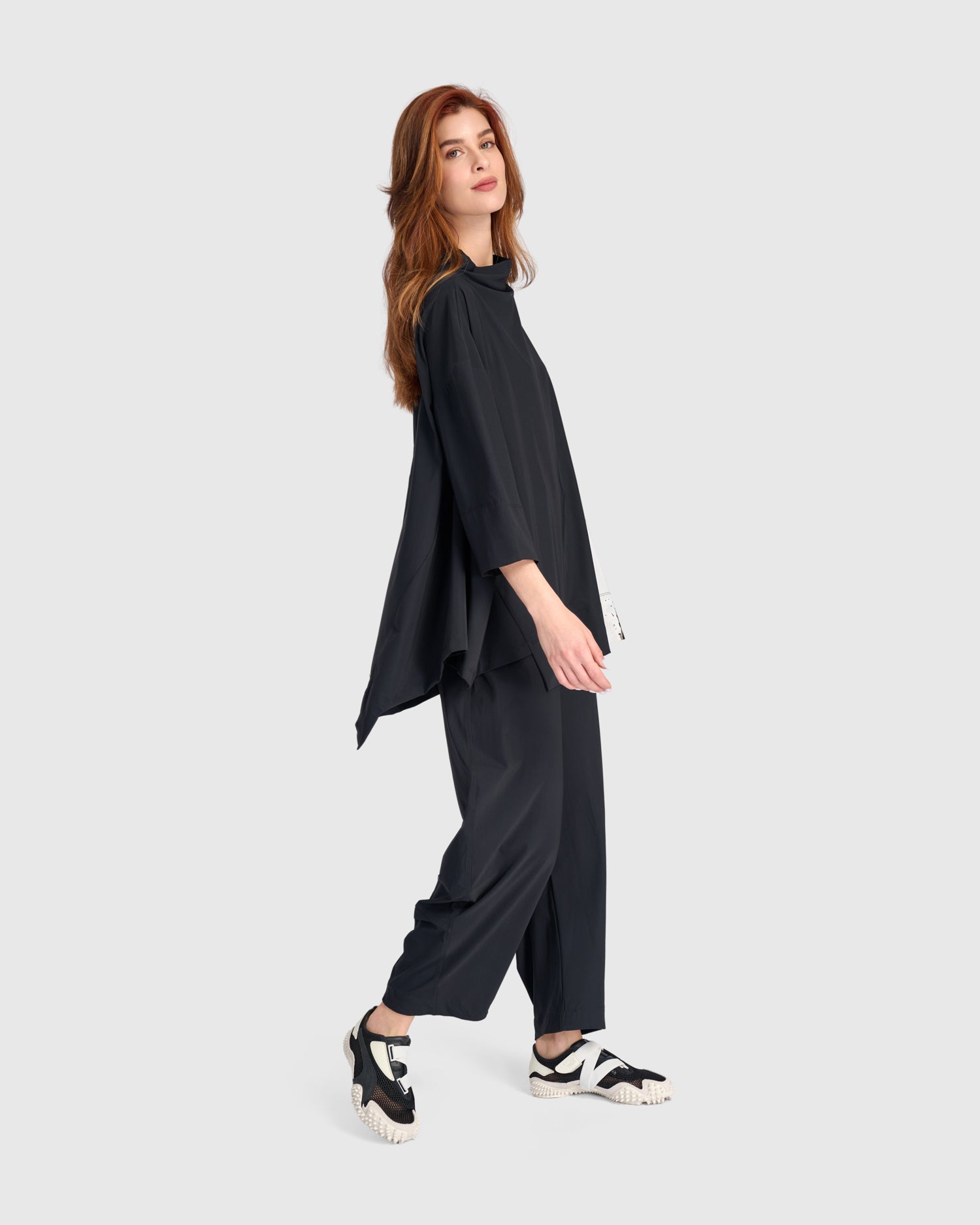 alembika-tekbika-oversized-trapeze-top-tunika-black-graphic image 4