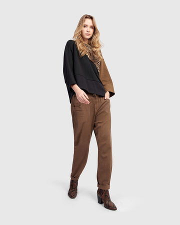 alembika-weekend-boyfriend-jogger-jeans-camel image 6